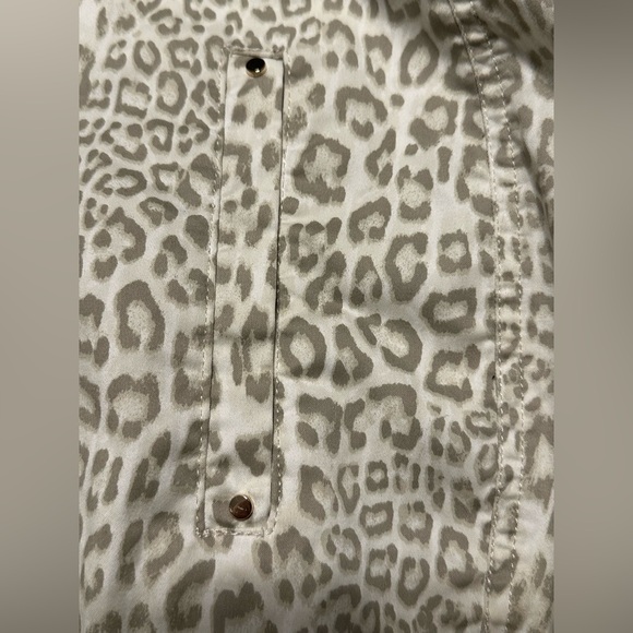 Chico’s leopard crop pants with gold embellishments Chico’s size 3 or size 16 - Picture 5 of 8